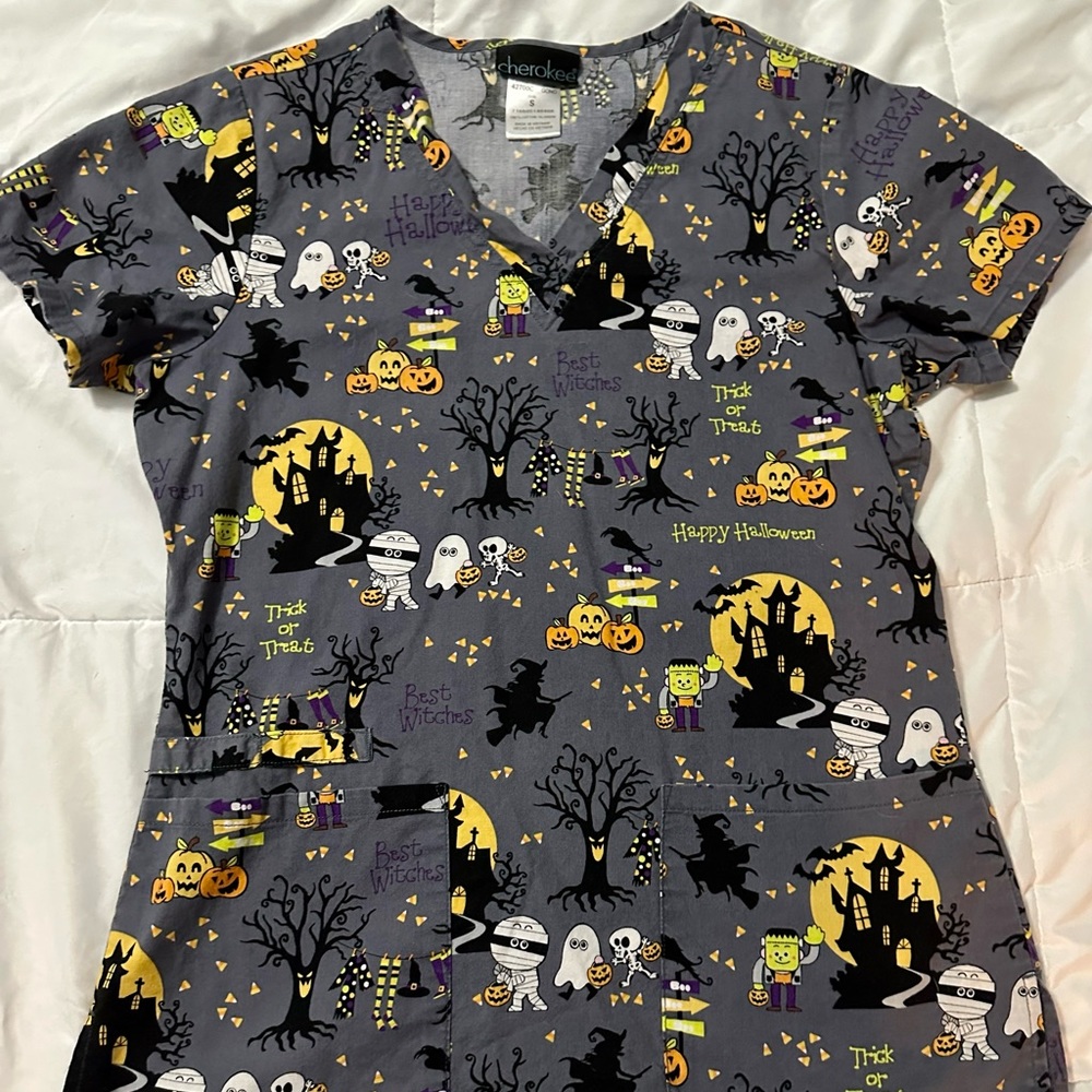 Cherokee Halloween 🎃 scrub top
